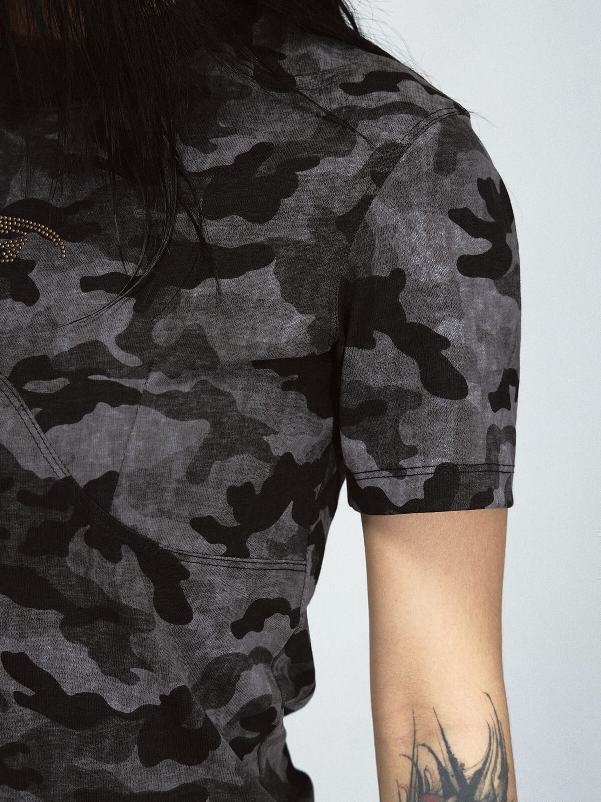 Chic Cropped Black Camo T-Shirt details