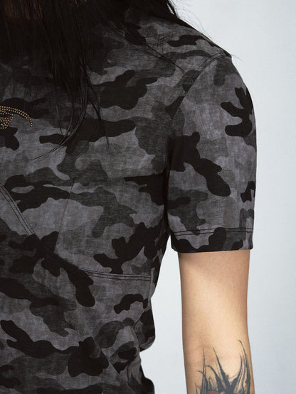 Chic Cropped Black Camo T-Shirt details